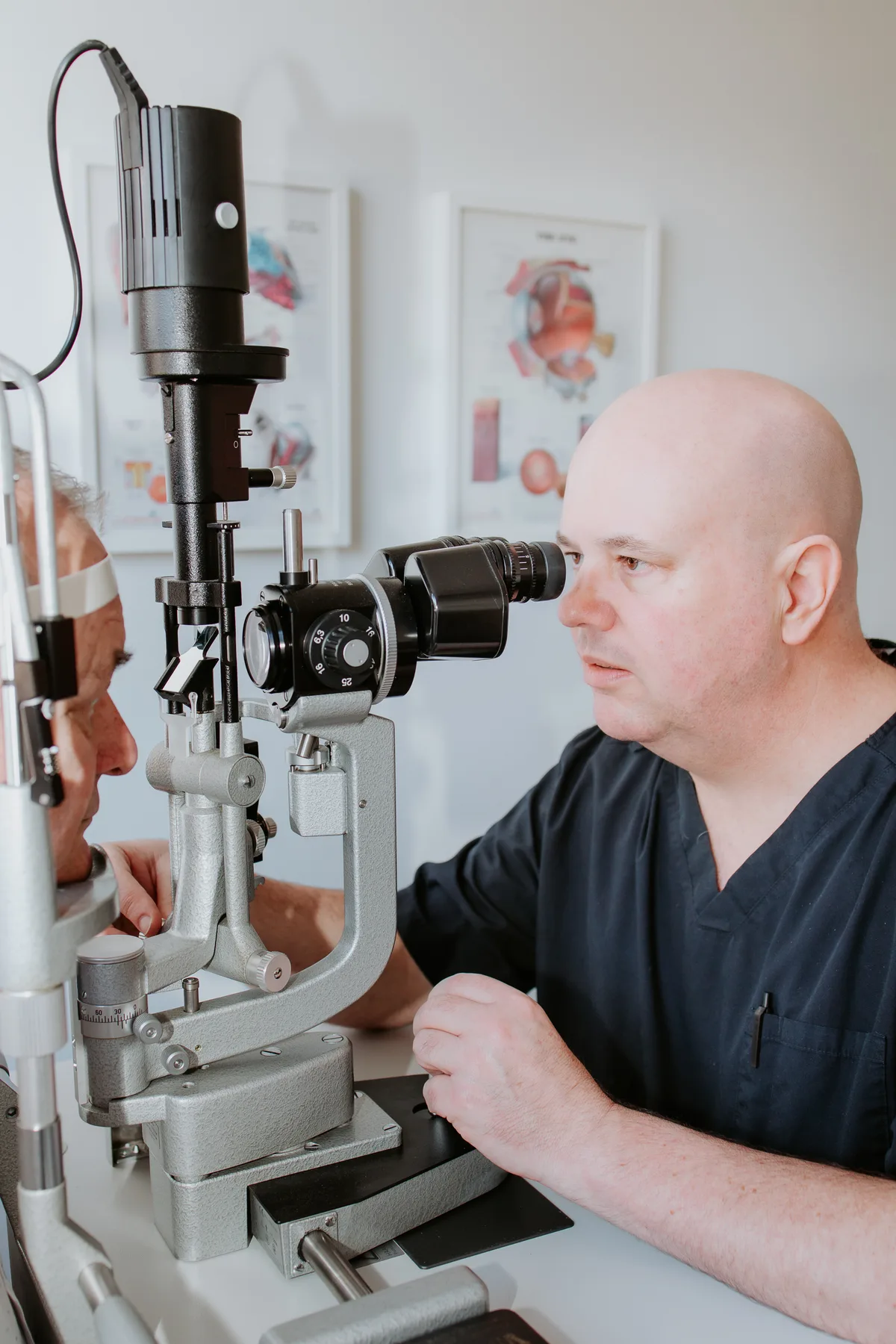 A/Prof Hunt examining a patient at the slit lamp at Eye Surgeons Miranda